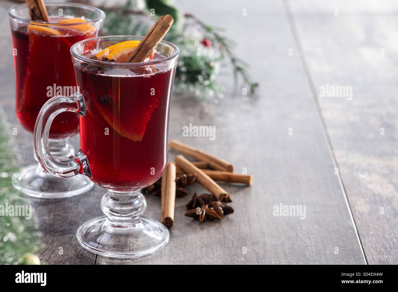 VIN brulé con bastoncini di arancia e cannella e decorazioni natalizie Foto Stock