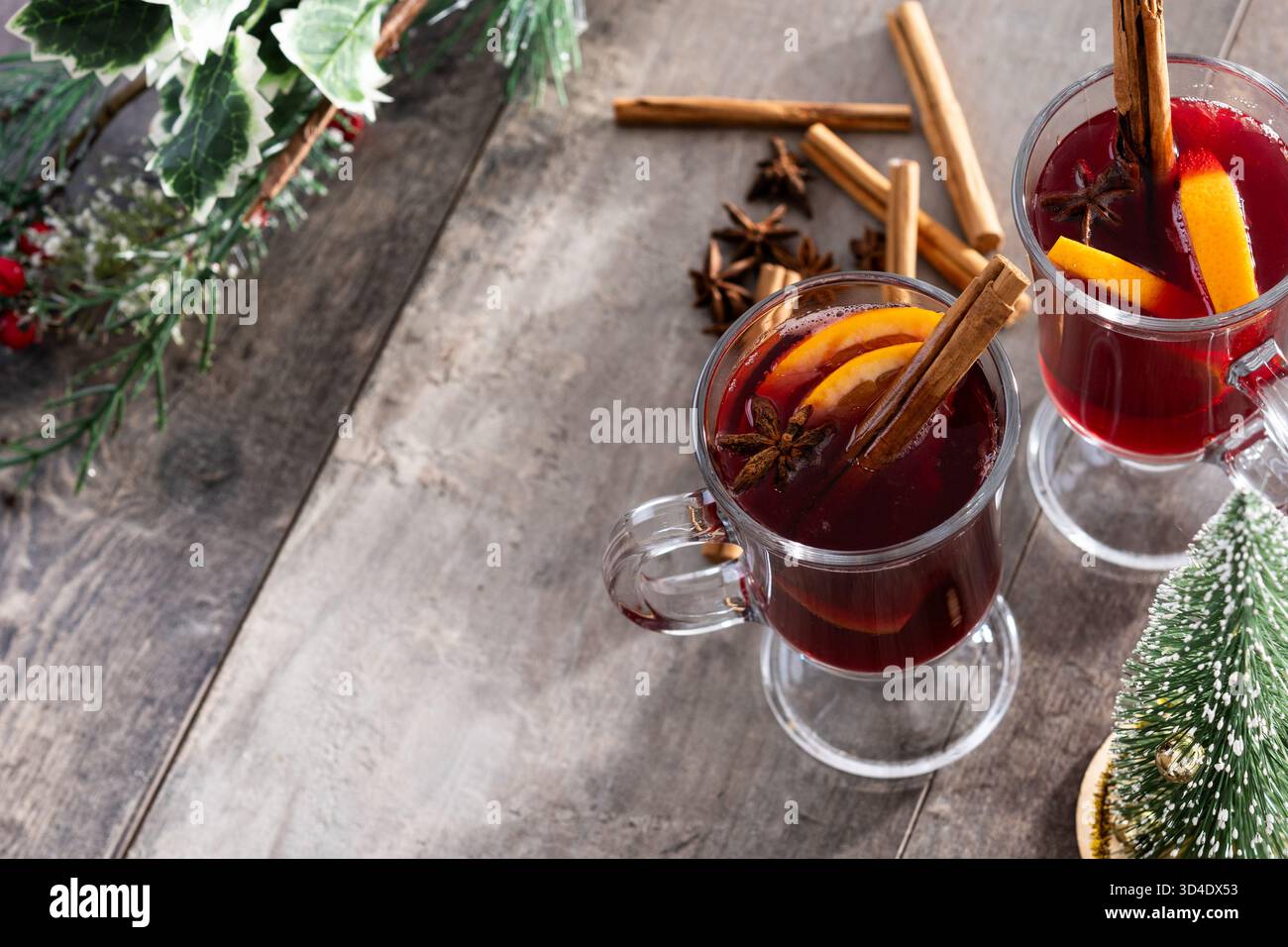 VIN brulé con bastoncini di arancia e cannella e decorazioni natalizie Foto Stock