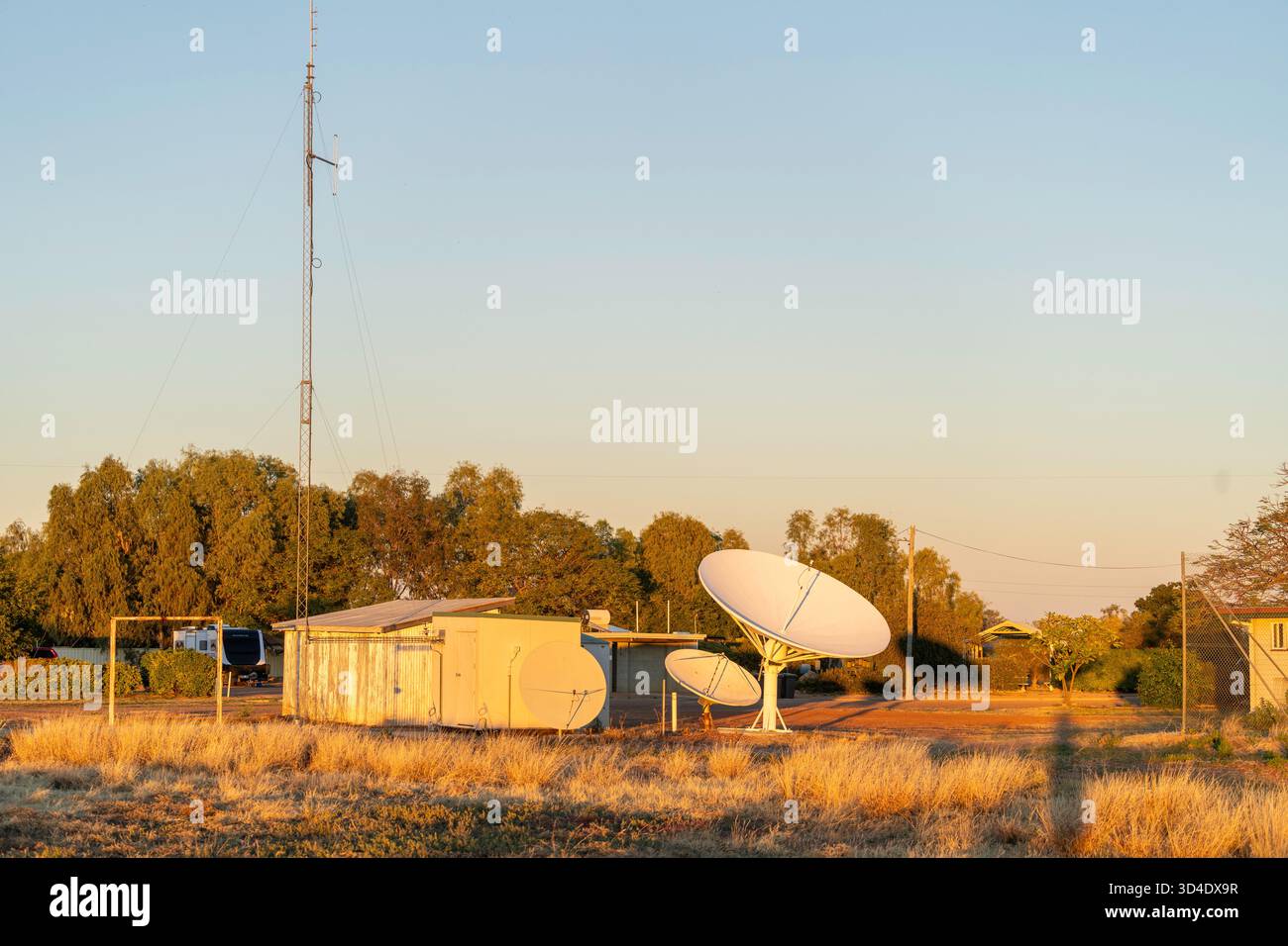 Antenna parabolica e radio tower, Stonehenge, Queensland, Australia Foto Stock