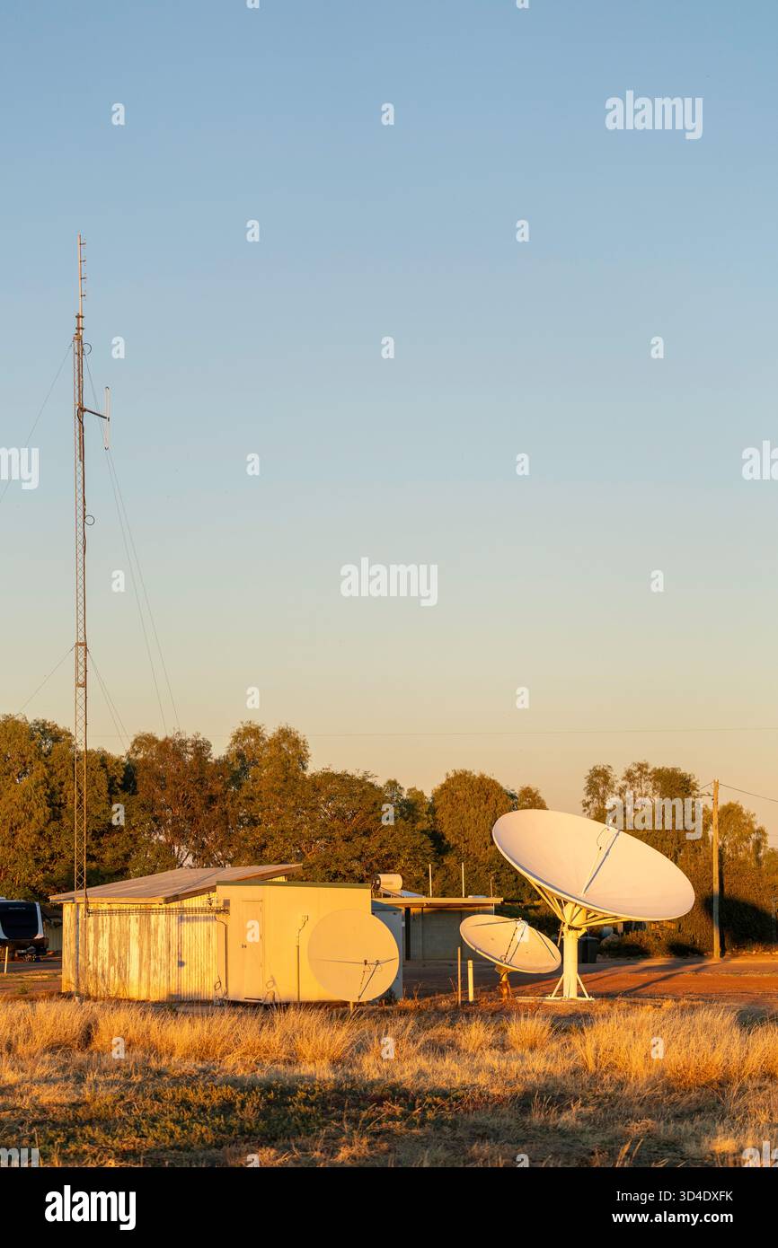 Antenna parabolica e radio tower, Stonehenge, Queensland, Australia Foto Stock
