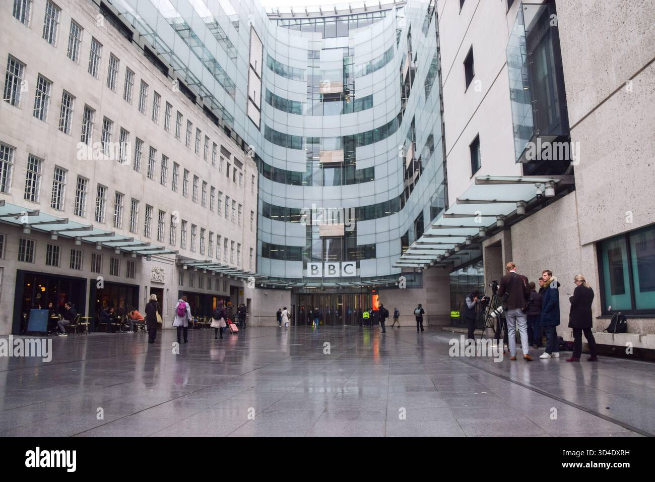 Londra, Regno Unito. 10 novembre 2025. Visione generale di Broadcasting House, la sede della BBC nel centro di Londra, come il direttore generale della BBC Tim DAVIE e l'amministratore delegato della BBC Deborah Turness si dimettono a seguito delle accuse di pregiudizio e della controversia riguardante la modifica del discorso di Trump prima dei disordini del Campidoglio il 6 gennaio 2021 in un documentario della BBC Panorama. Crediti: Vuk Valcic/Alamy Live News Foto Stock