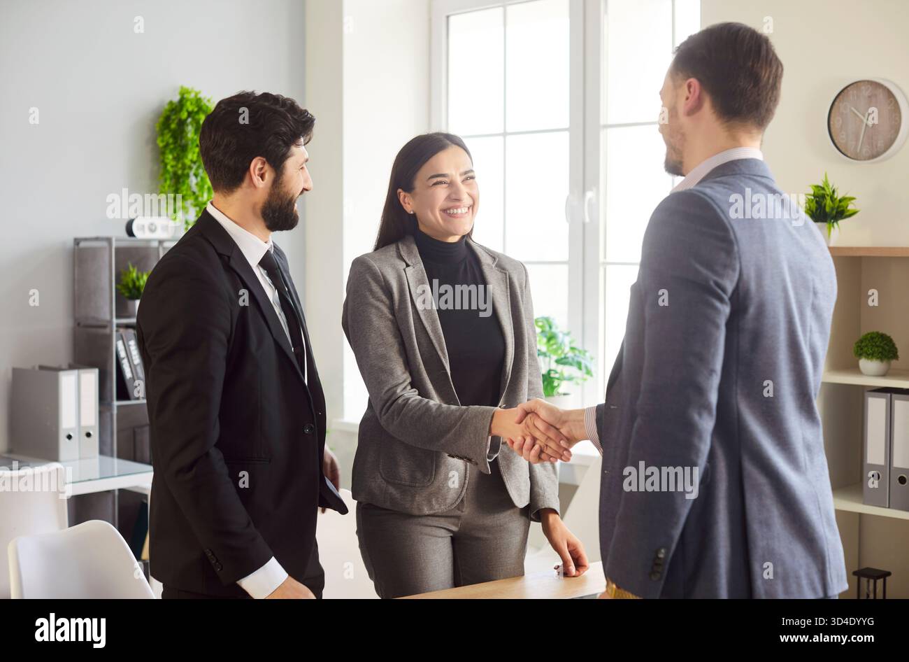 I partner aziendali si incontrano per trattare, concordare e avere successo con i dipendenti Foto Stock