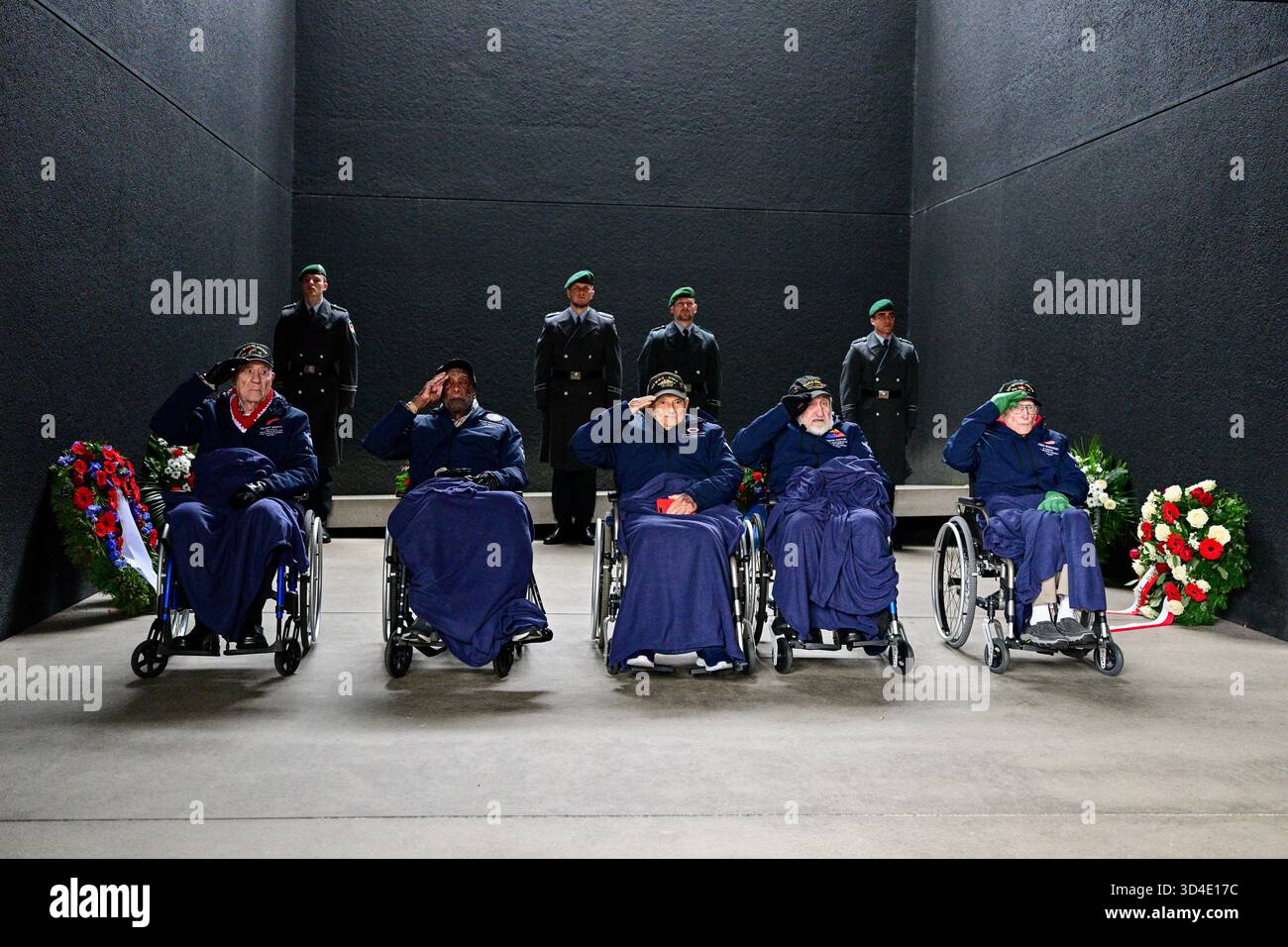 Berlino, Germania. 10 novembre 2025. I veterani STATUNITENSI Hilbert 'Hibby' Margol (l-r), Enoch 'Woody' Woodhouse, Frank Arthur Athanason, Gideon Kantor e Fred J. Nungesser Jr. Siedono su sedie a rotelle dopo una cerimonia di posa della corona davanti al Federal Honor Memorial. I sei ex soldati combatterono nella seconda guerra mondiale. Crediti: Sebastian Christoph Gollnow/dpa/Alamy Live News Foto Stock