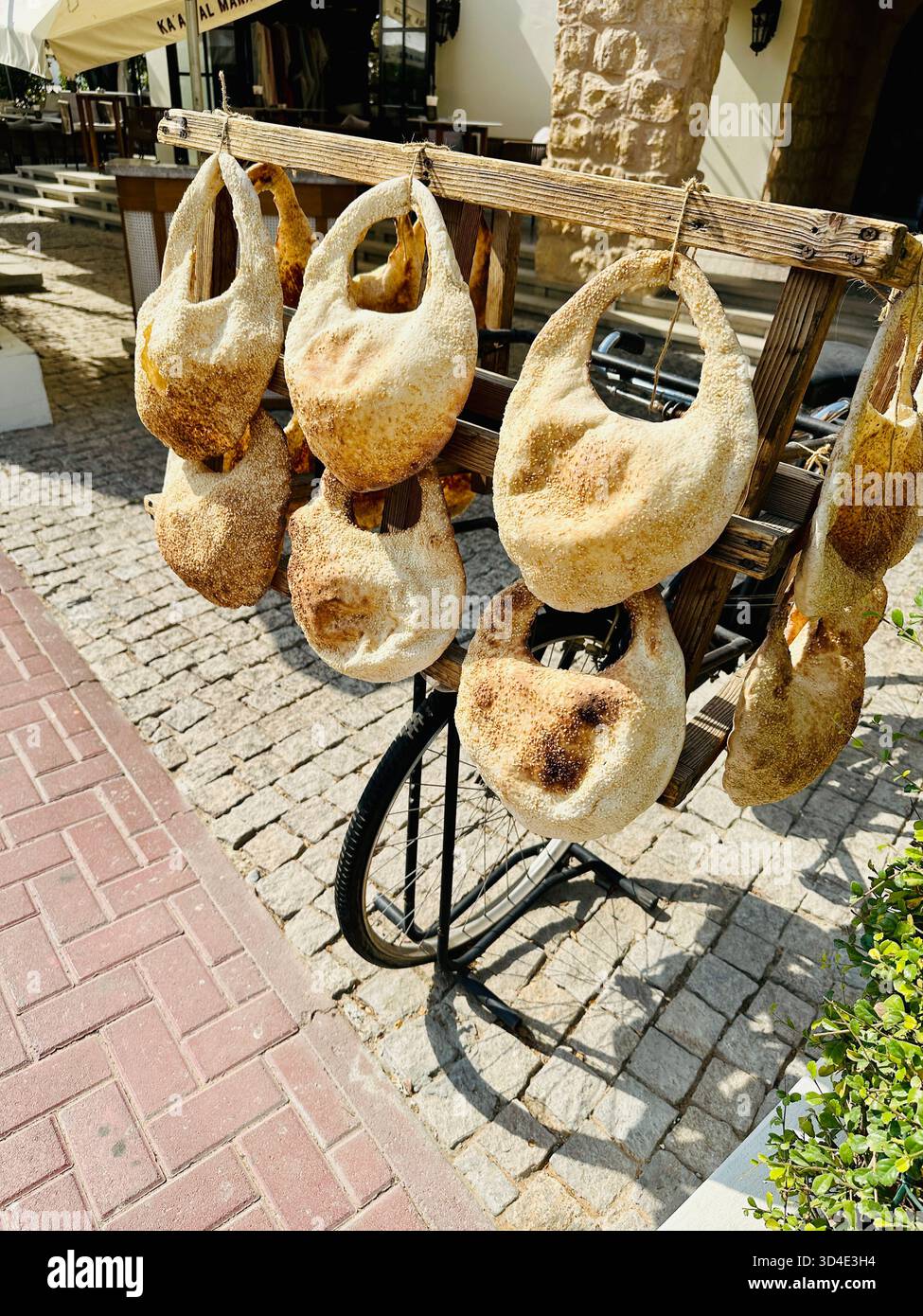 Ka'ak pane libanese in bicicletta - Immagine stock catturata con smartphone
