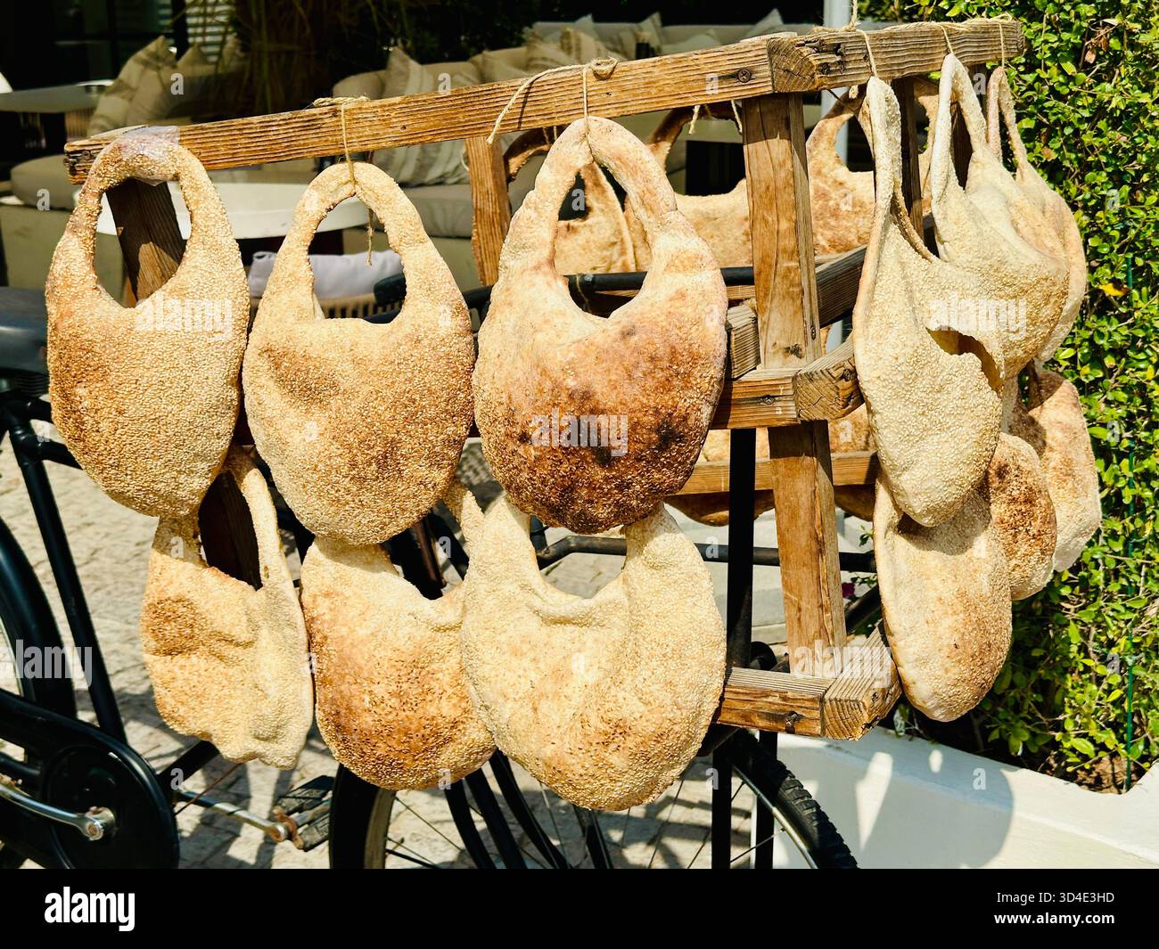 Ka'ak pane libanese in bicicletta - Immagine stock catturata con smartphone