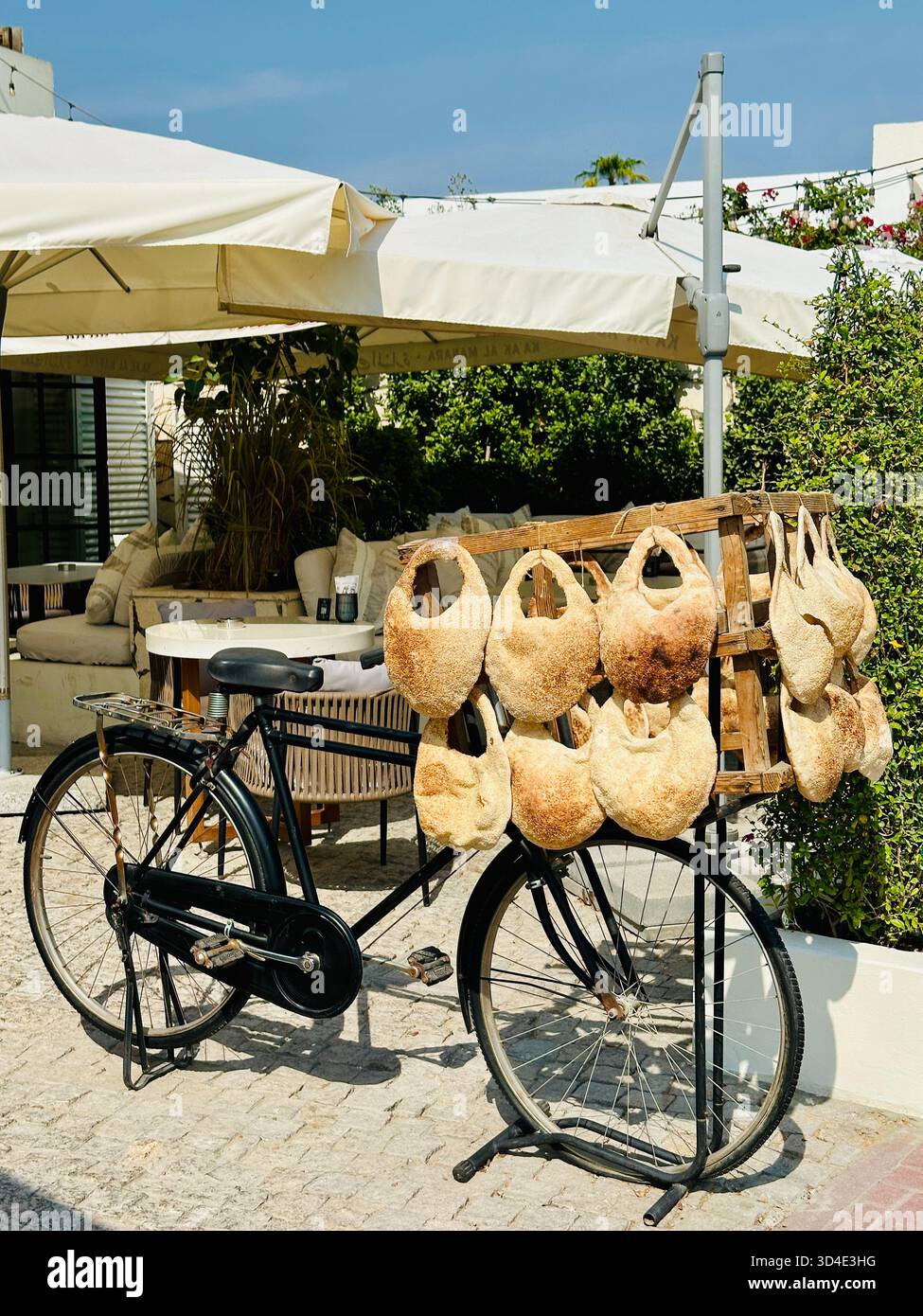 Ka'ak pane libanese in bicicletta - Immagine stock catturata con smartphone