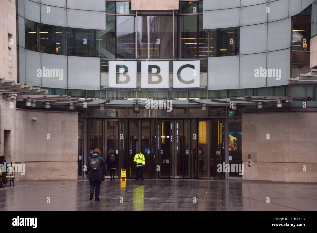 Londra, Regno Unito. 10 novembre 2025. Visione generale di Broadcasting House, la sede della BBC nel centro di Londra, come il direttore generale della BBC Tim DAVIE e l'amministratore delegato della BBC Deborah Turness si dimettono a seguito delle accuse di pregiudizio e della controversia riguardante la modifica del discorso di Trump prima dei disordini del Campidoglio il 6 gennaio 2021 in un documentario della BBC Panorama. Credito: SOPA Images Limited/Alamy Live News Foto Stock