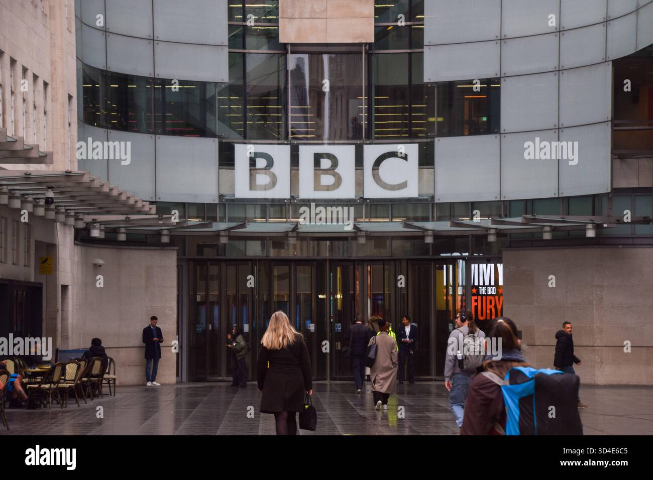 Londra, Regno Unito. 10 novembre 2025. Visione generale di Broadcasting House, la sede della BBC nel centro di Londra, come il direttore generale della BBC Tim DAVIE e l'amministratore delegato della BBC Deborah Turness si dimettono a seguito delle accuse di pregiudizio e della controversia riguardante la modifica del discorso di Trump prima dei disordini del Campidoglio il 6 gennaio 2021 in un documentario della BBC Panorama. Credito: SOPA Images Limited/Alamy Live News Foto Stock