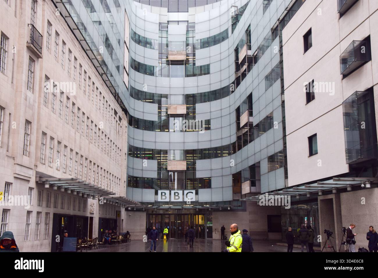 Londra, Regno Unito. 10 novembre 2025. Visione generale di Broadcasting House, la sede della BBC nel centro di Londra, come il direttore generale della BBC Tim DAVIE e l'amministratore delegato della BBC Deborah Turness si dimettono a seguito delle accuse di pregiudizio e della controversia riguardante la modifica del discorso di Trump prima dei disordini del Campidoglio il 6 gennaio 2021 in un documentario della BBC Panorama. Credito: SOPA Images Limited/Alamy Live News Foto Stock