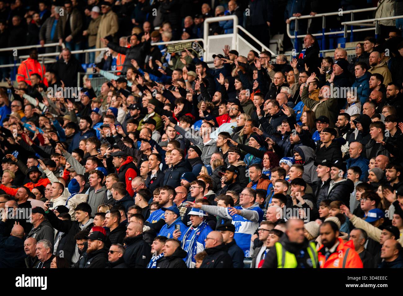 I tifosi del Birmingham City cantano prima del calcio d'inizio alla partita contro il Portsmouth. Foto Stock