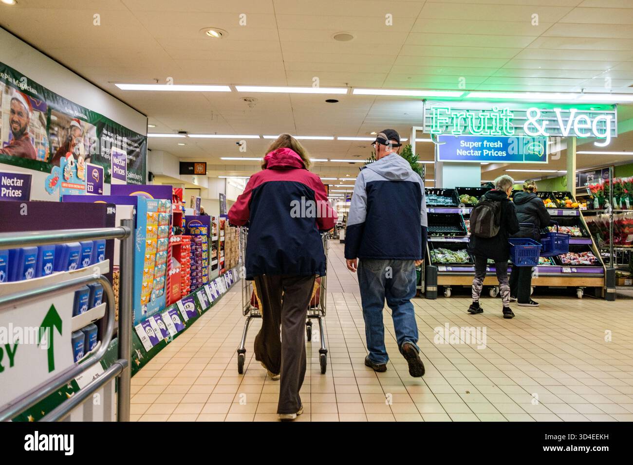 Londra Regno Unito, 10 novembre 2025, coppia senior uomo e donna che spingono il carrello della spesa entrando in Un supermercato Foto Stock