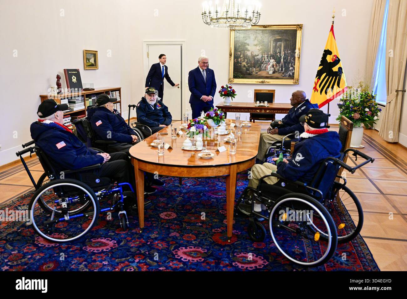 Berlino, Germania. 10 novembre 2025. Il presidente tedesco Frank-Walter Steinmeier entra nella stanza durante un ricevimento per i veterani americani della seconda guerra mondiale al Bellevue Palace. A tavola ci sono Hilbert 'Hibby' Margol (l-r), Frank Arthur Athanason, Gideon Kantor, Enoch 'Woody' Woodhouse e Fred J. Nungesser Jr. Crediti: Sebastian Christoph Gollnow/dpa/Alamy Live News Foto Stock