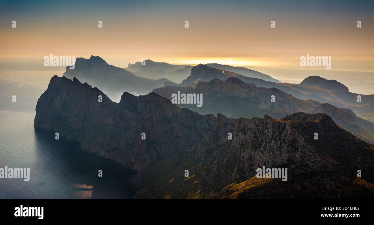 Maiorca, Spagna - Vista panoramica aerea delle scogliere di Cap de Formentor all'alba, il punto più settentrionale di Maiorca sulla penisola di Formentor wi Foto Stock