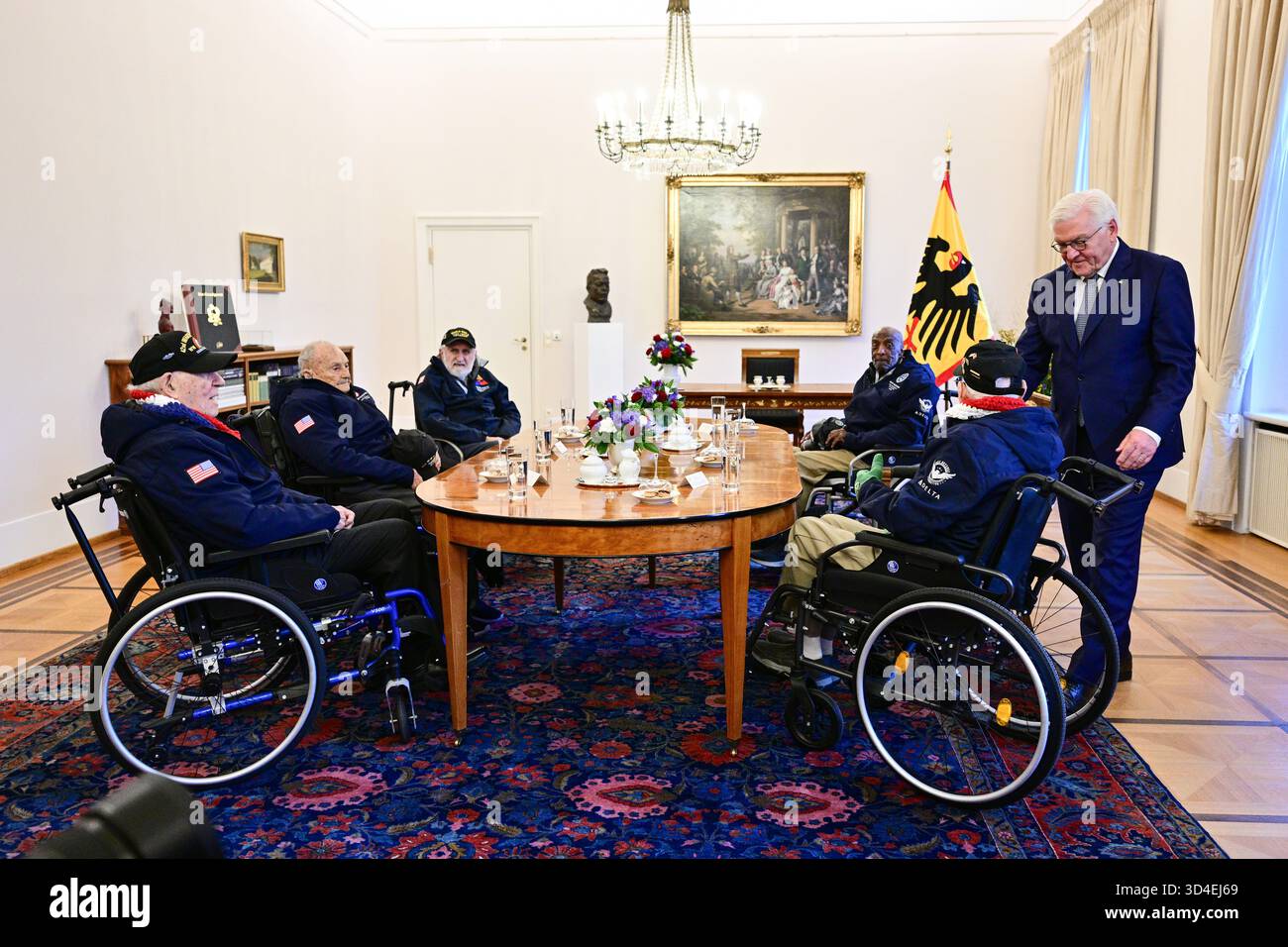 Berlino, Germania. 10 novembre 2025. Il presidente tedesco Frank-Walter Steinmeier (r) saluta Fred J. Nungesser Jr. (2° da destra) alla presenza di Hilbert 'Hibby' Margol (l-r), Frank Arthur Athanason, Gideon Kantor e Enoch 'Woody' Woodhouse durante un ricevimento per i veterani americani della seconda guerra mondiale al Bellevue Palace. Crediti: Sebastian Christoph Gollnow/dpa/Alamy Live News Foto Stock