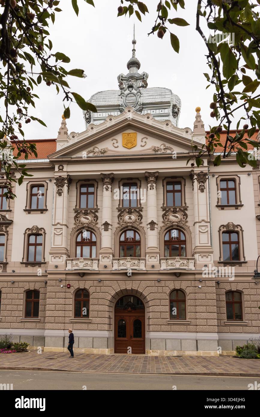 Oradea, Romania - 26 settembre 2025: Splendido edificio in stile Art Nouveau con tetto a cupola argentata lungo la strada repubblicana a Oradea, nella Romania occidentale Foto Stock