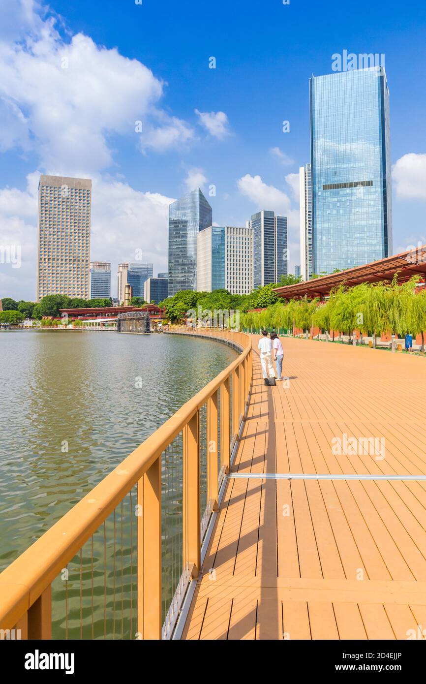 Boulevard presso il parco del lago Qiandeng a Foshan, Cina Foto Stock