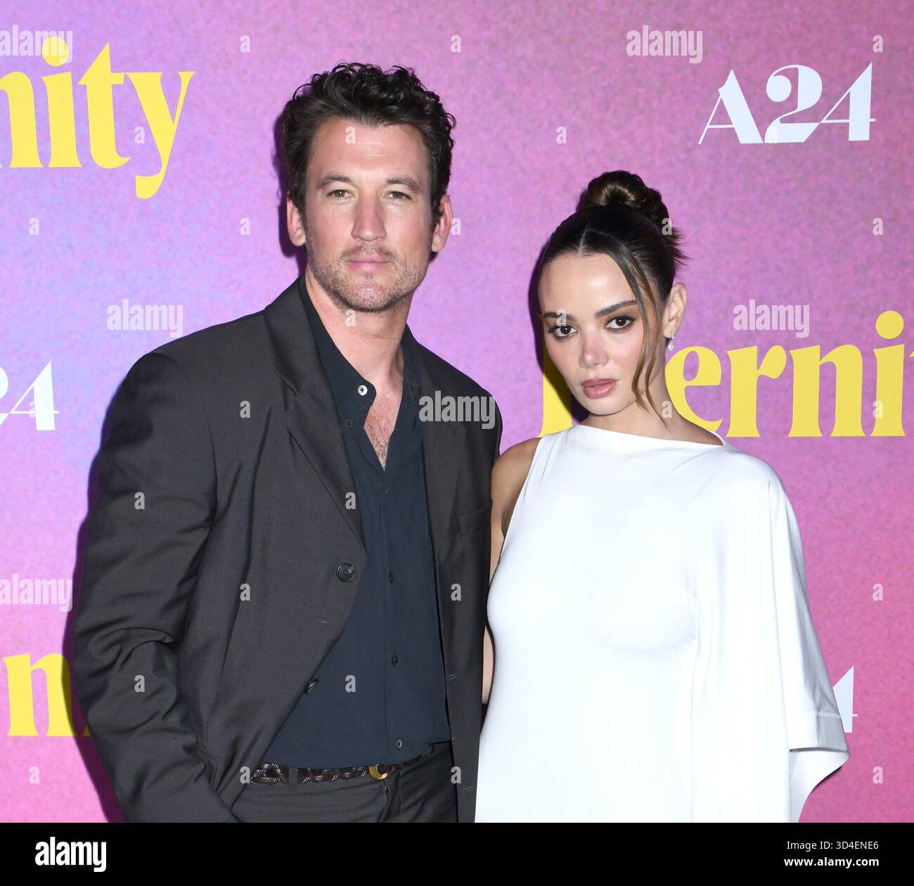 NY. 8 novembre 2025. Miles Teller, Keleigh Sperry Teller agli arrivi per L'ETERNITÀ Special Screening, Regal Union Square, New York, NY, 8 novembre, 2025. crediti: Quoin Pics/Everett Collection/Alamy Live News Foto Stock