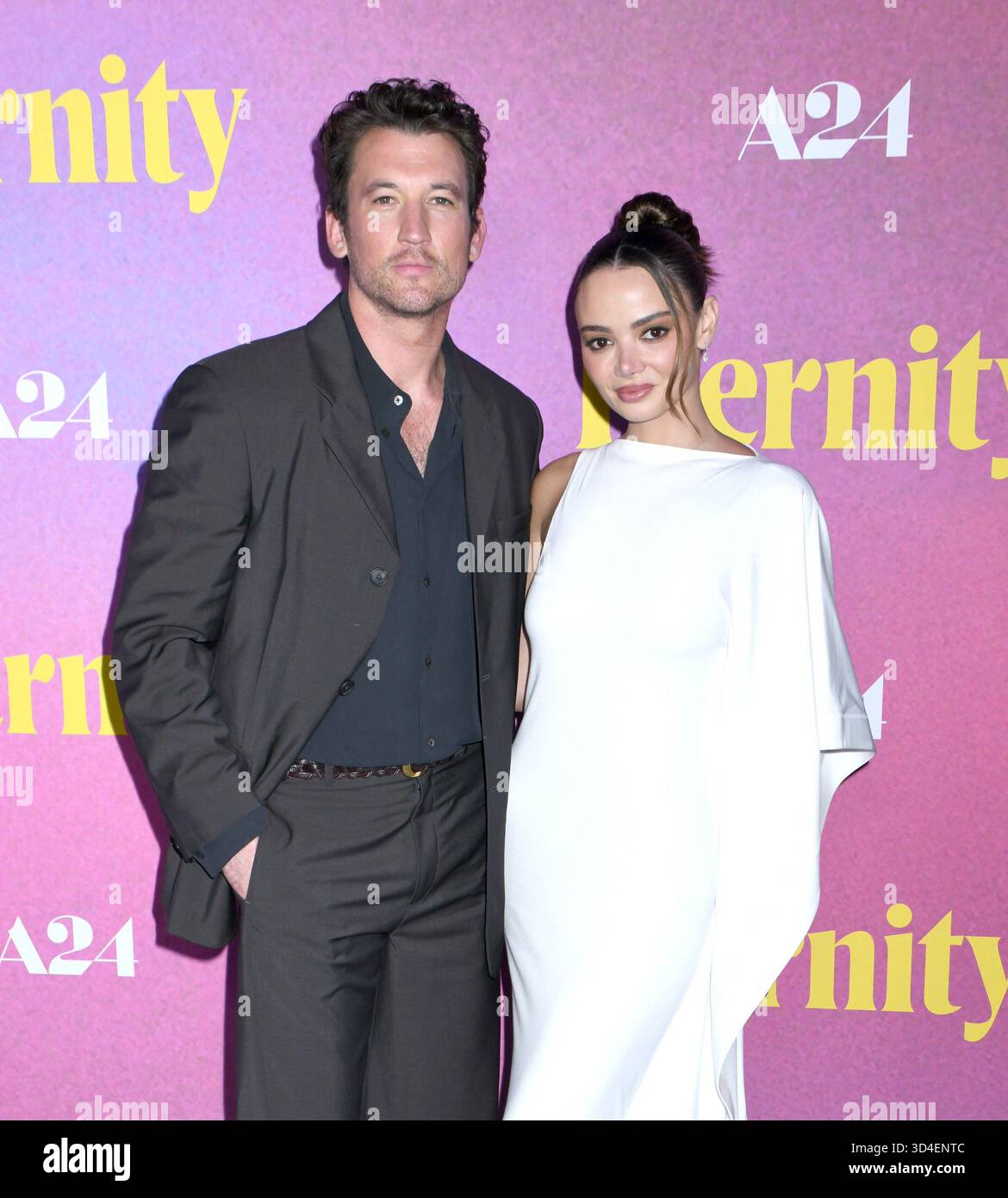 NY. 8 novembre 2025. Miles Teller, Keleigh Sperry Teller agli arrivi per L'ETERNITÀ Special Screening, Regal Union Square, New York, NY, 8 novembre, 2025. crediti: Quoin Pics/Everett Collection/Alamy Live News Foto Stock