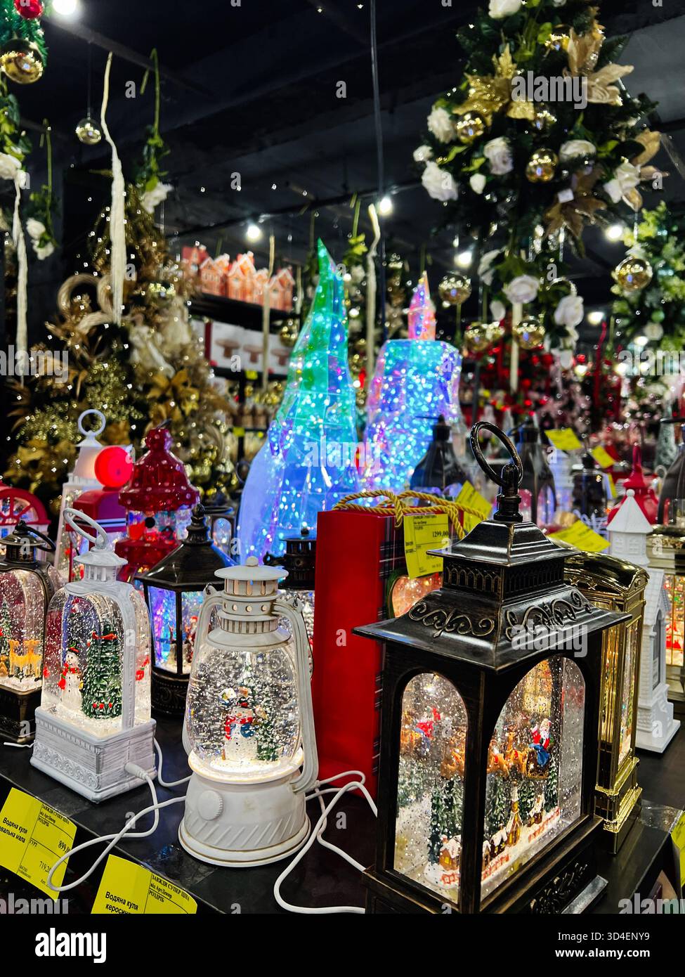 Kiev, Ucraina - 10 novembre 2025: Luminoso negozio di Natale con lanterne scintillanti, globi di neve cristallini e scintillanti alberi di Natale. Foto Stock