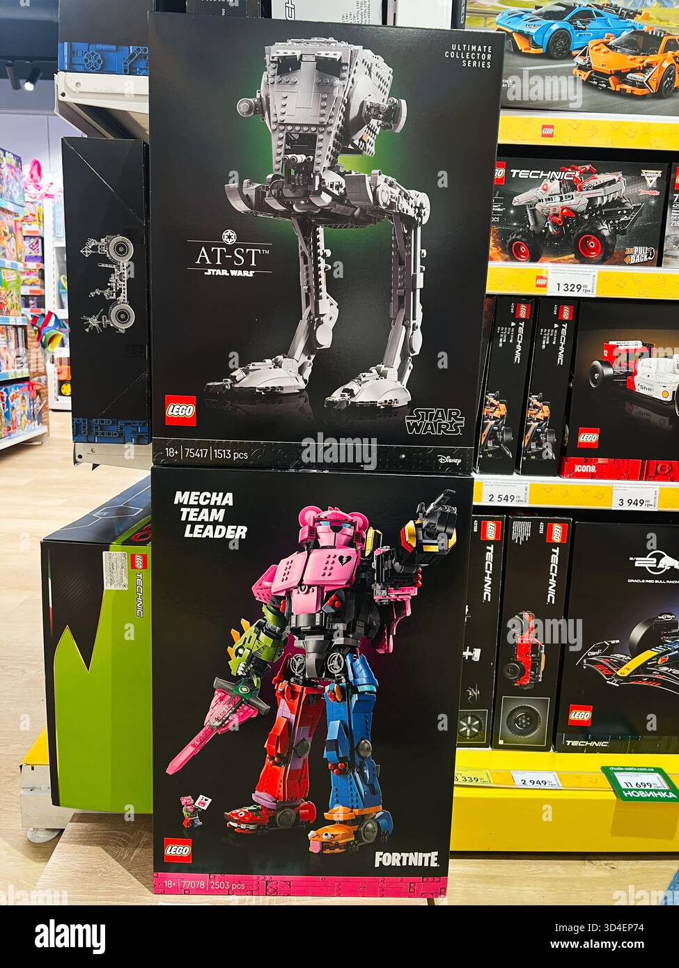 Kiev, Ucraina - 10 novembre 2025: Mostra Lego colorata con protagonista AL ST di Star Wars e Fortnite Mecha Team leader su uno scaffale al dettaglio. Foto Stock