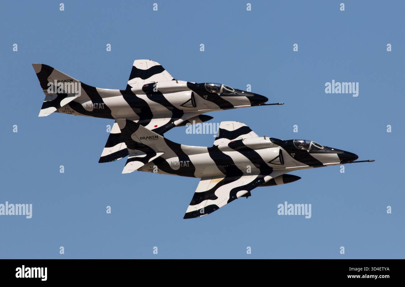 I Draken International A-4 Skyhawks volano in formazione al LA County Airshow nel 2014 Foto Stock
