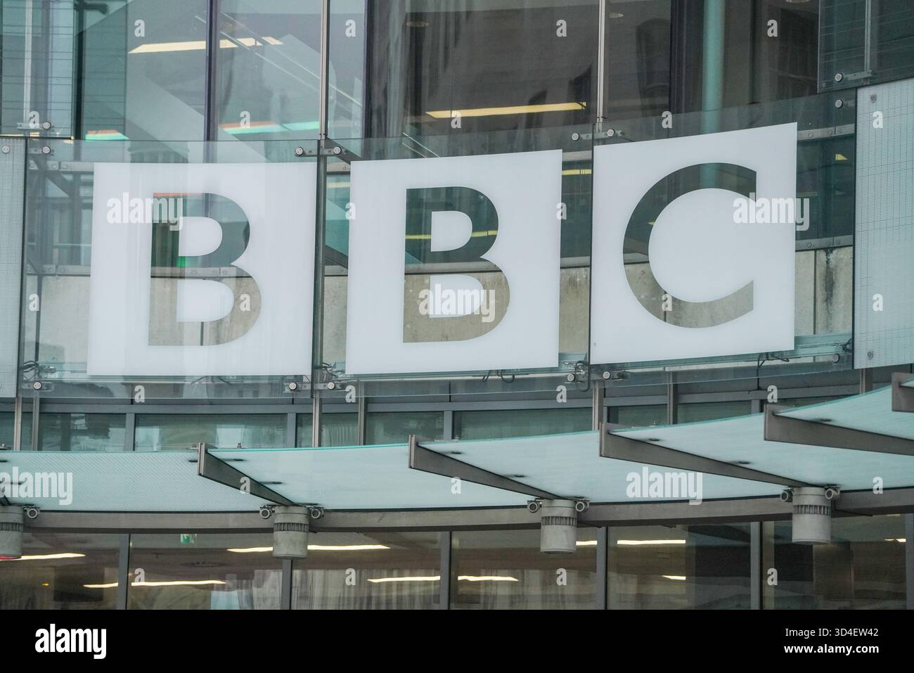 10 novembre 2025. Una visione della BBC Broadcasting House dopo le dimissioni del direttore generale della BBC Tim DAVIE credito: amer ghazzal/Alamy Live News Foto Stock