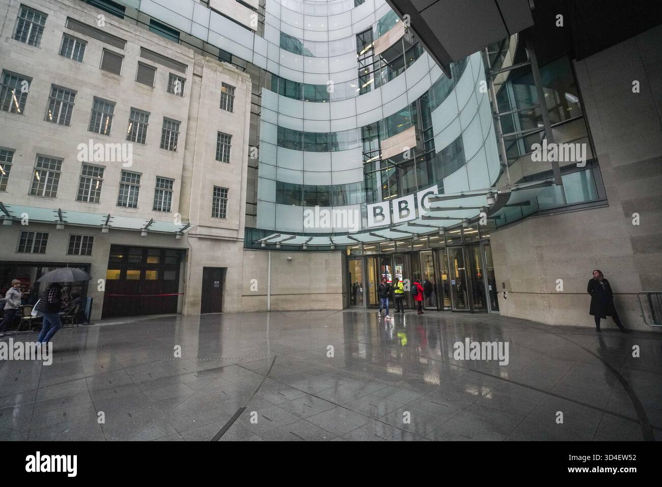 10 novembre 2025. Una visione della BBC Broadcasting House dopo le dimissioni del direttore generale della BBC Tim DAVIE credito: amer ghazzal/Alamy Live News Foto Stock