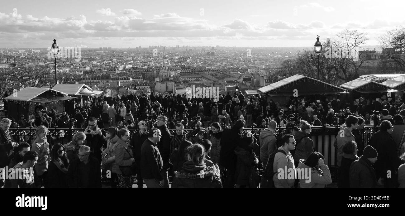 PARIGI, FRANCIA - 29 DICEMBRE 2013: Turisti e cittadini visitano il mercatino di Natale situato ai piedi della Basilica del Sacro cuore. Vista su Parigi dalla ab Foto Stock