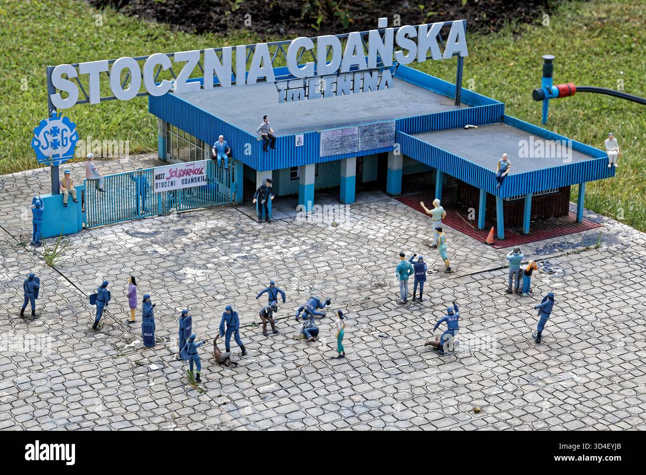 Diorama in miniatura di lavoratori e polizia nello storico cantiere navale di Gdańsk. Foto Stock
