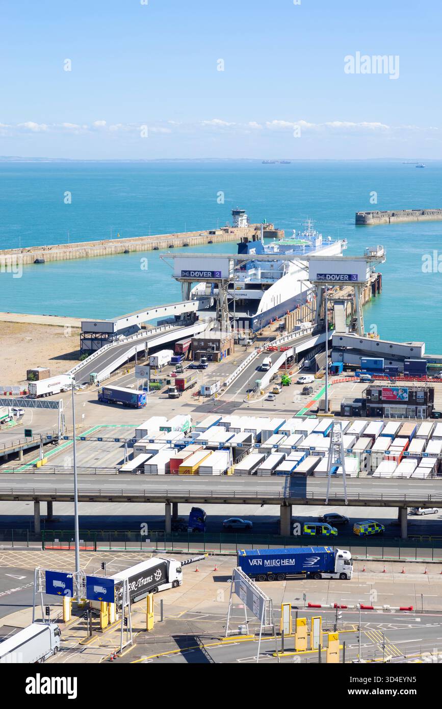 Dover Kent - traffico intenso al terminal dei traghetti Porto di dover Kent Regno Unito Europa Foto Stock