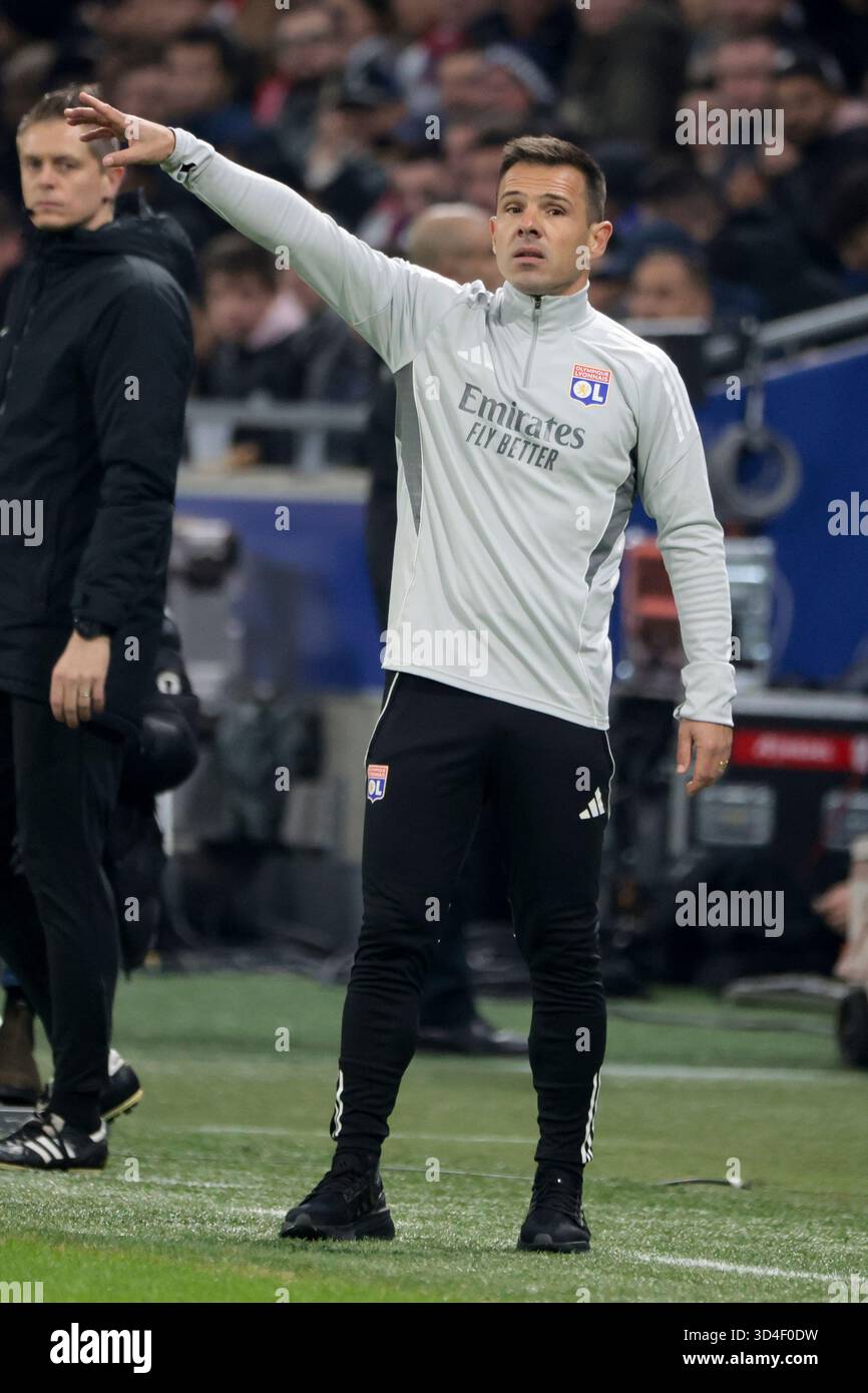 L'assistente allenatore Jorge Maciel durante la partita di calcio del campionato francese di Ligue 1 tra Olympique Lyonnais (OL) e Paris Saint-Germain (PSG) il 9 novembre 2025 al Groupama Stadium di Decines-Charpieu vicino a Lione, Francia - foto Jean Catuffe/DPPI Credit: DPPI Media/Alamy Live News Foto Stock