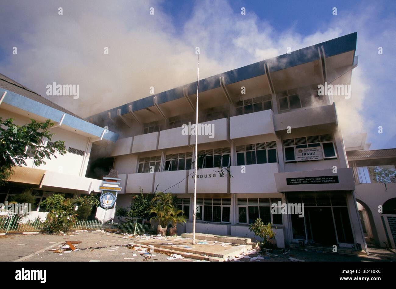 Gli edifici di Dili, Timor orientale, sono stati incendiati dalle forze paramilitari sotto il comando del miliardario indonesiano nel settembre 1999, dopo che l'Indonesia ha perso il referendum. Foto Stock