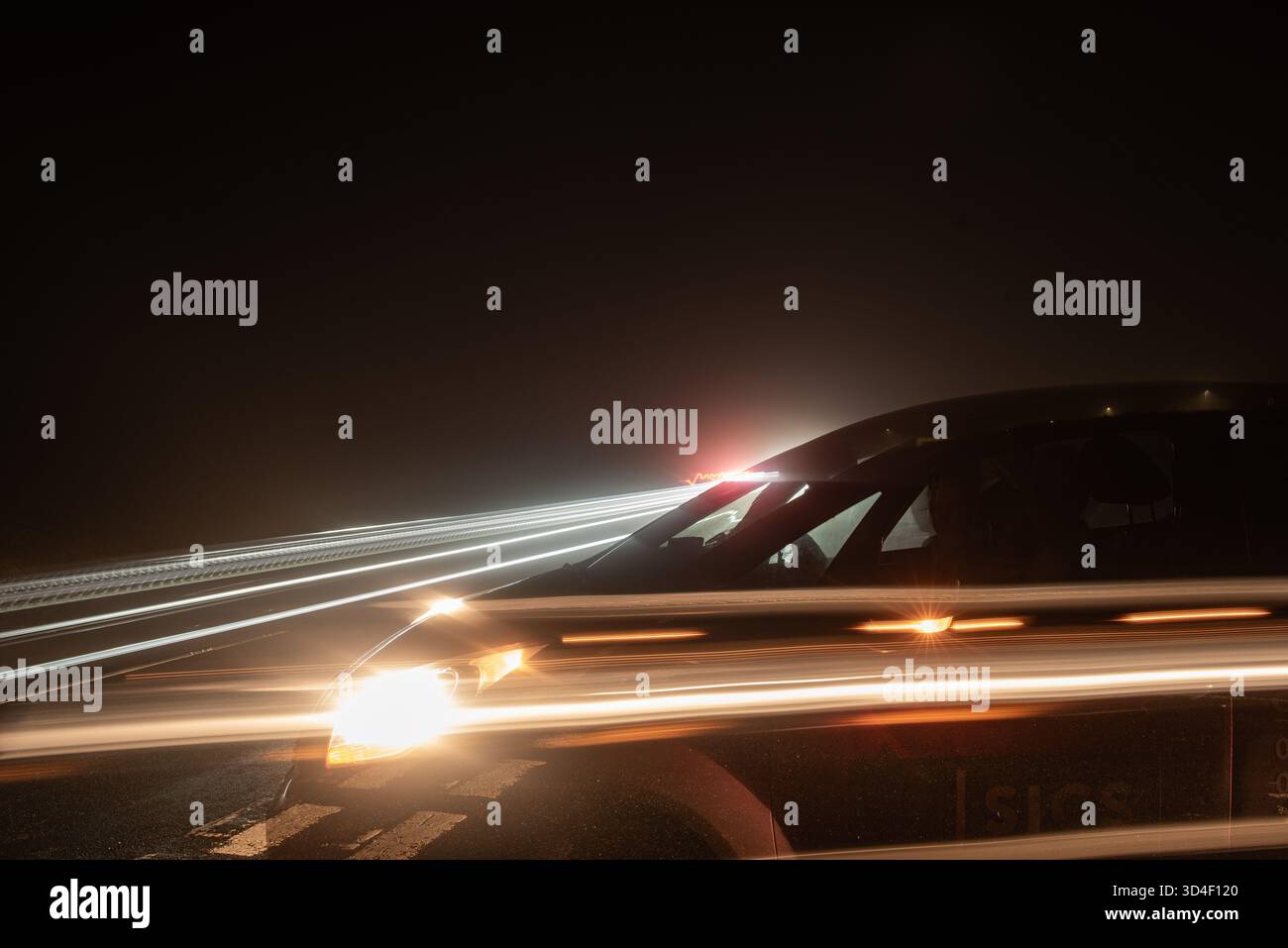 verniciatura leggera con un'auto in primo piano Foto Stock