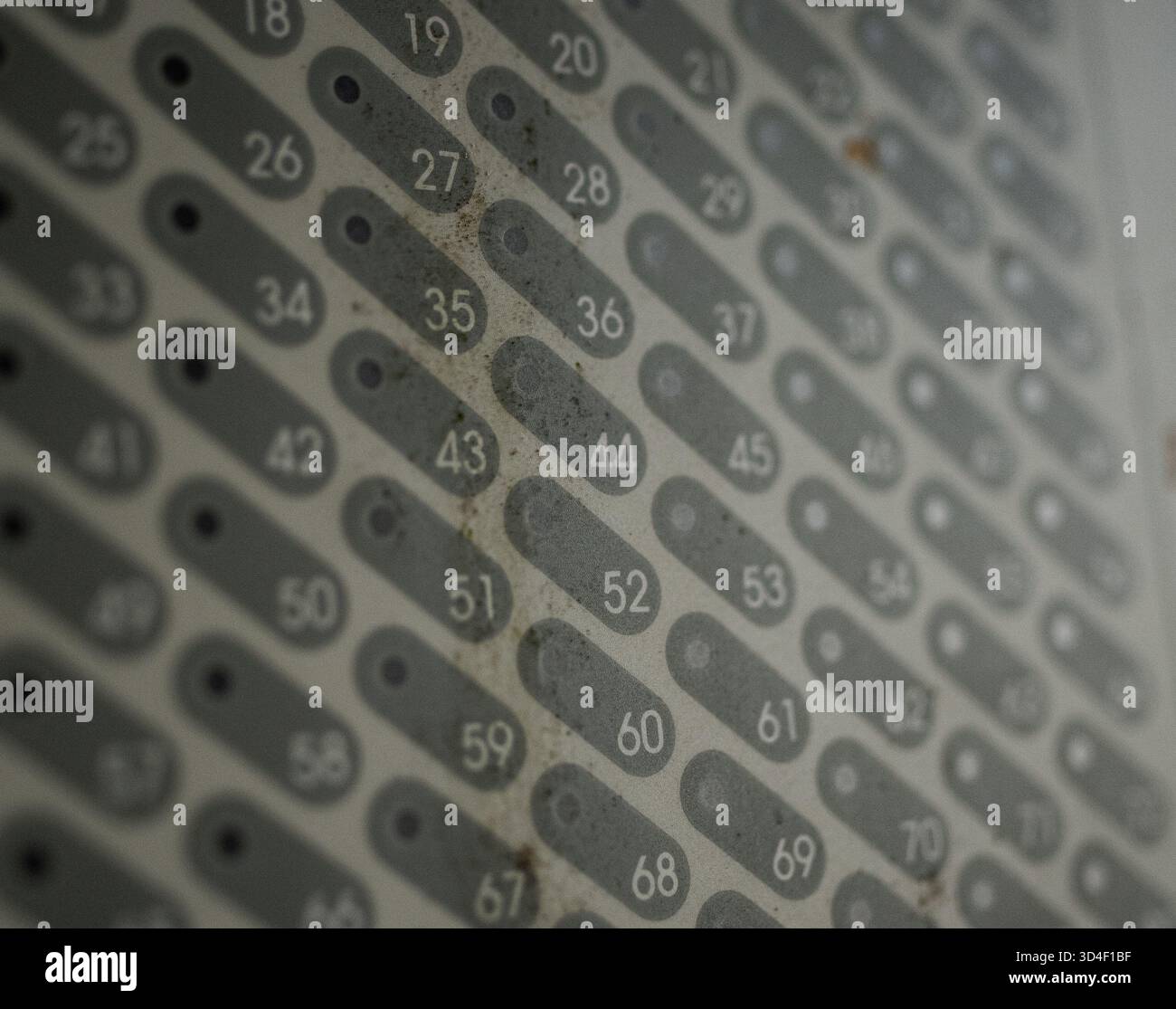 Tasti di allarme con molti numeri in vista. il numero 44 è centrato Foto Stock