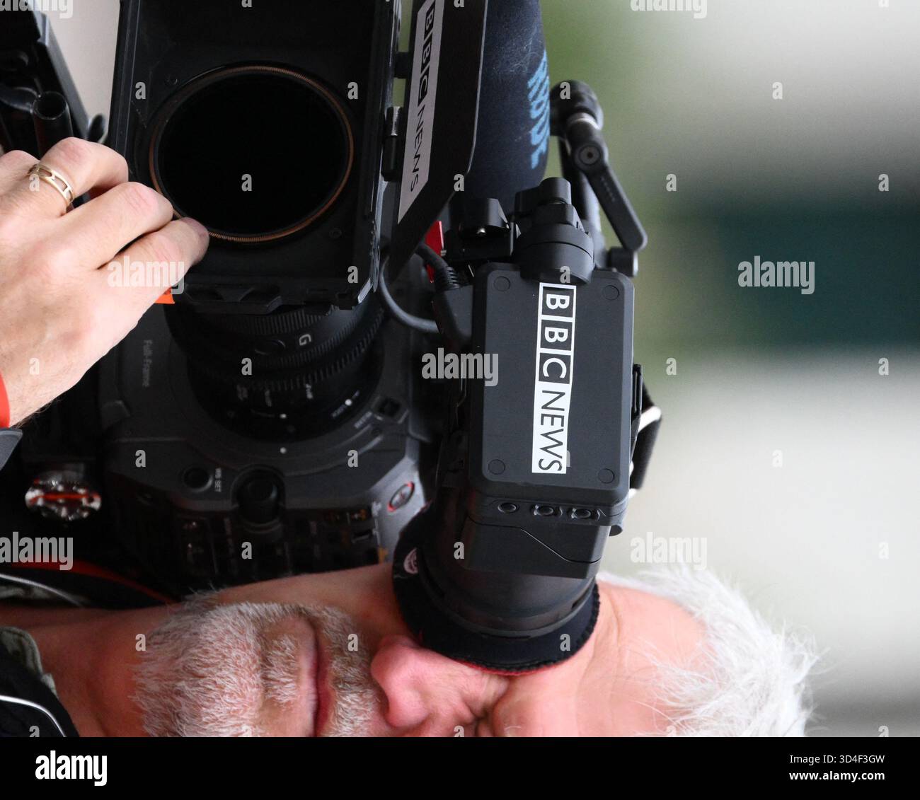 Illustrazione di un cameraman della BBC News davanti alla prigione di la Santé prima del rilascio di Nicolas Sarkozy, a Parigi, in Francia, il 10 novembre 2025. Il direttore generale della BBC Tim DAVIE e il capo di News Deborah Turness si sono dimessi dopo le rivelazioni che un documentario sul presidente degli Stati Uniti Donald Trump conteneva riprese modificate e fuorvianti relative alla rivolta del Campidoglio del 2021. La controversia sorse quando si scoprì che le dichiarazioni nel film erano state prese fuori contesto e manipolate durante il montaggio. Foto di Eliot Blondet/ABACAPRESS.COM Foto Stock