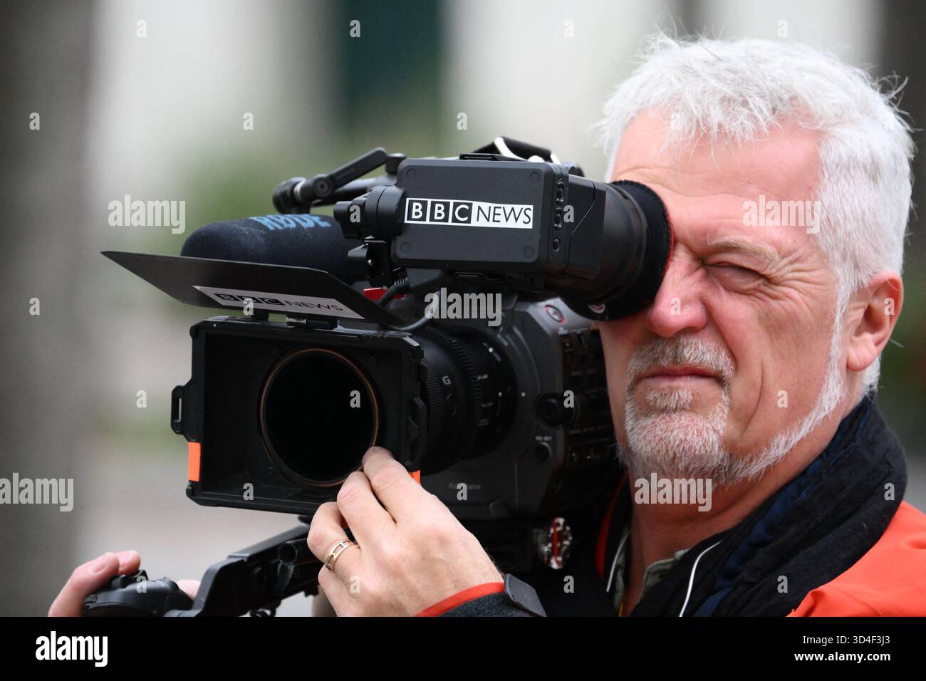 Illustrazione di un cameraman della BBC News davanti alla prigione di la Santé prima del rilascio di Nicolas Sarkozy, a Parigi, in Francia, il 10 novembre 2025. Il direttore generale della BBC Tim DAVIE e il capo di News Deborah Turness si sono dimessi dopo le rivelazioni che un documentario sul presidente degli Stati Uniti Donald Trump conteneva riprese modificate e fuorvianti relative alla rivolta del Campidoglio del 2021. La controversia sorse quando si scoprì che le dichiarazioni nel film erano state prese fuori contesto e manipolate durante il montaggio. Foto di Eliot Blondet/ABACAPRESS.COM Foto Stock