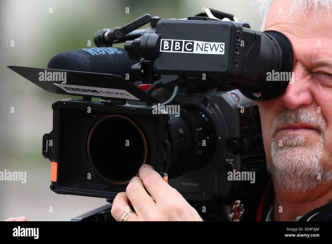 Illustrazione di un cameraman della BBC News davanti alla prigione di la Santé prima del rilascio di Nicolas Sarkozy, a Parigi, in Francia, il 10 novembre 2025. Il direttore generale della BBC Tim DAVIE e il capo di News Deborah Turness si sono dimessi dopo le rivelazioni che un documentario sul presidente degli Stati Uniti Donald Trump conteneva riprese modificate e fuorvianti relative alla rivolta del Campidoglio del 2021. La controversia sorse quando si scoprì che le dichiarazioni nel film erano state prese fuori contesto e manipolate durante il montaggio. Foto di Eliot Blondet/ABACAPRESS.COM Foto Stock