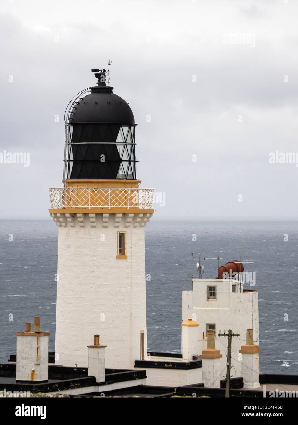 Faro di Dunnet Head, su Dunnet Head, il punto più settentrionale della terraferma britannica, sulla Scotlands North Coast, Regno Unito. Foto Stock