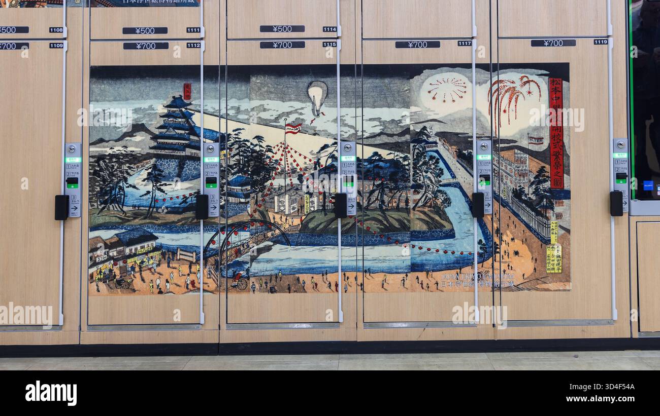 Matsumoto, Giappone - 20 marzo 2025: Armadietti con stampe tipiche giapponesi di geisha presso la stazione ferroviaria di Matsumoto in Giappone Foto Stock