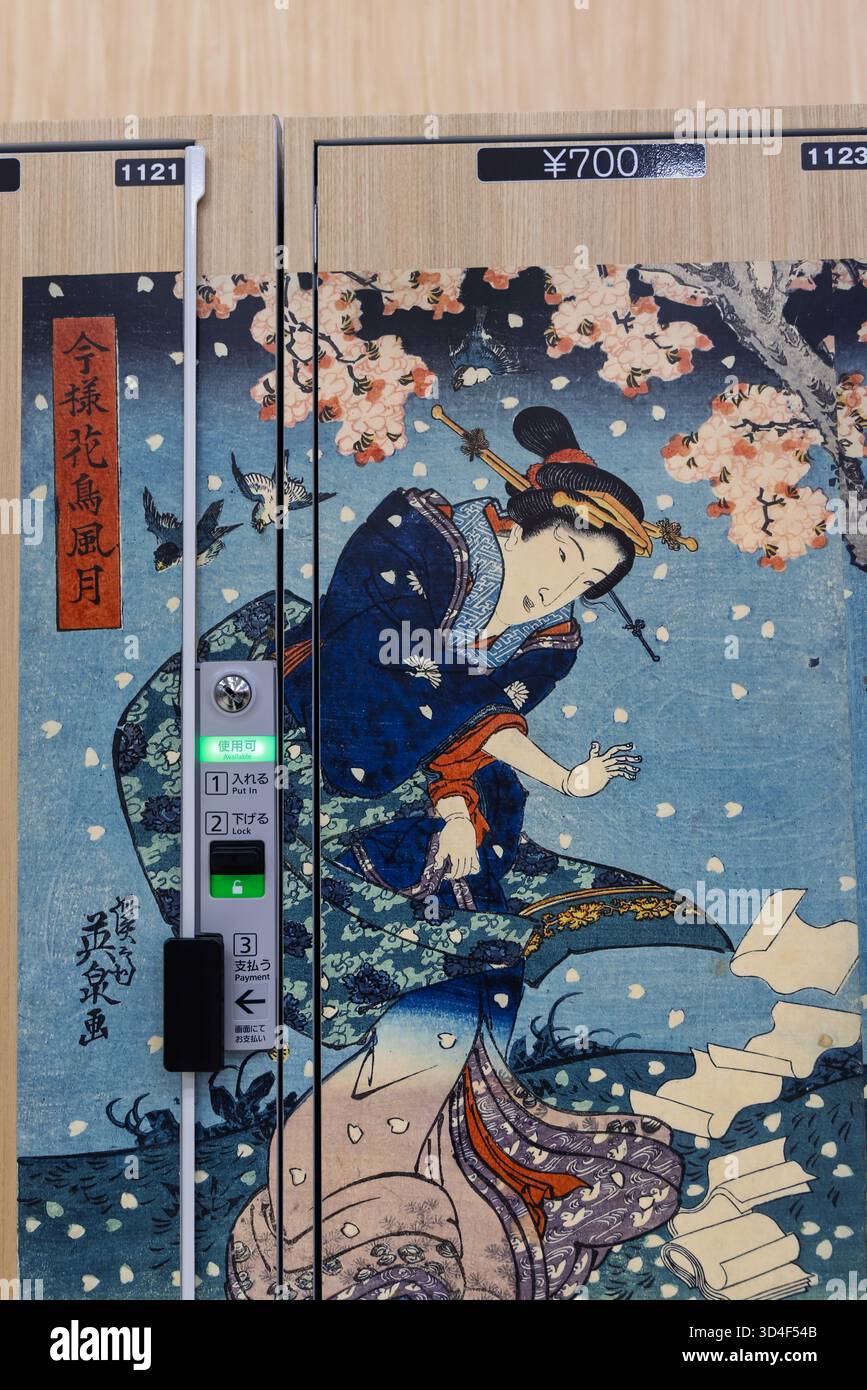 Matsumoto, Giappone - 20 marzo 2025: Armadietti con stampe tipiche giapponesi di geisha presso la stazione ferroviaria di Matsumoto in Giappone Foto Stock