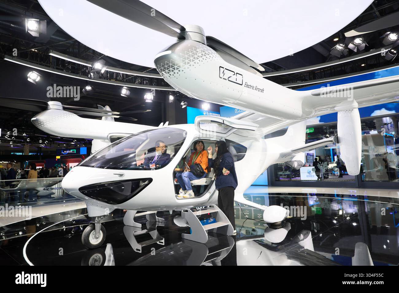 Shanghai. 8 novembre 2025. I visitatori provano un velivolo elettrico a decollo e atterraggio verticale presso lo stand di TCab Tech presso l'area espositiva Automobile and Smart Mobility dell'ottava China International Import Expo (CIIE) nella zona orientale di Shanghai, 8 novembre 2025. Crediti: Wang Xiang/Xinhua/Alamy Live News Foto Stock