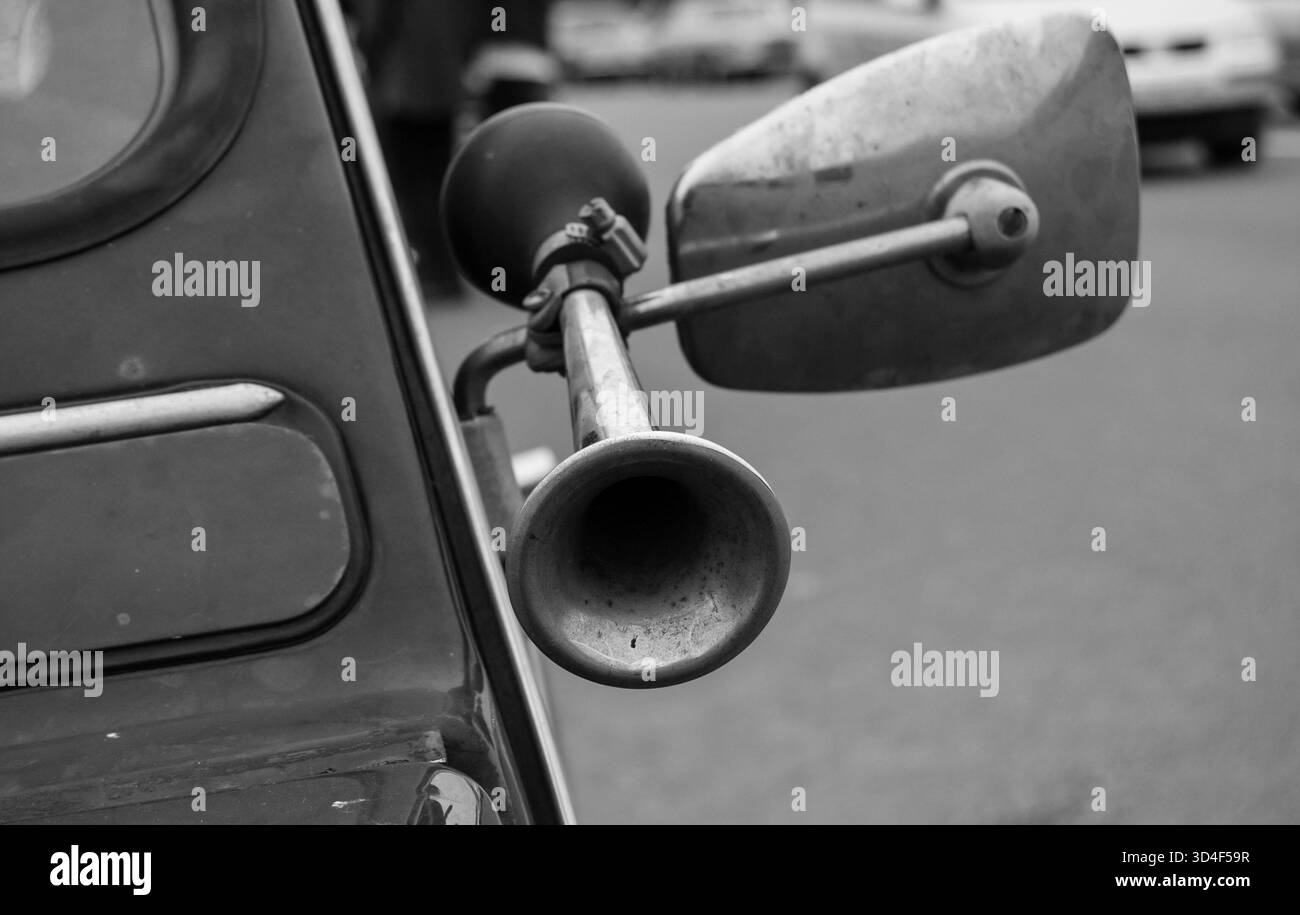 Primo piano del clacson fissato allo specchio laterale di un'auto d'epoca. Immagine in bianco e nero. Foto Stock