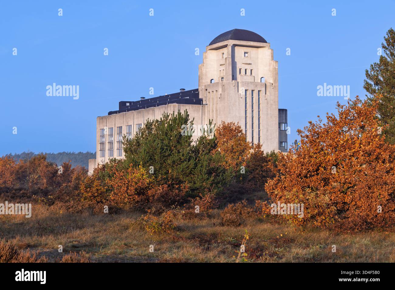 Il monumentale edificio Art Deco A ("la Cattedrale") di radio Kootwijk sorge sopra arbusti e brughiere color autunno nel Veluwe olandese. Foto Stock