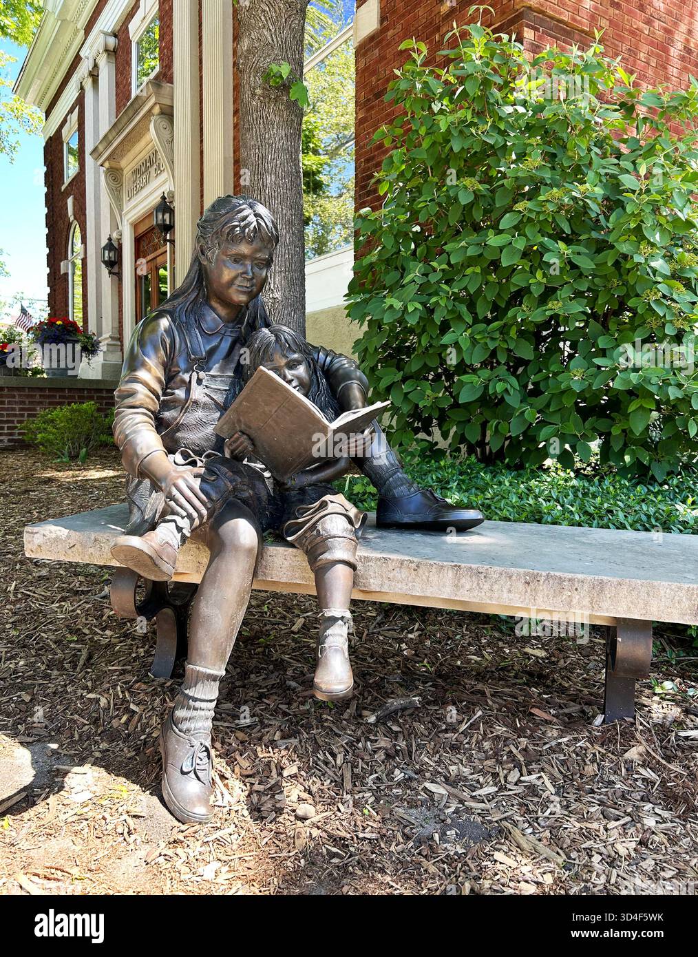 Statua in bronzo del Giardino segreto dell'artista Mark Lundeen. Olanda, Michigan, Stati Uniti Foto Stock