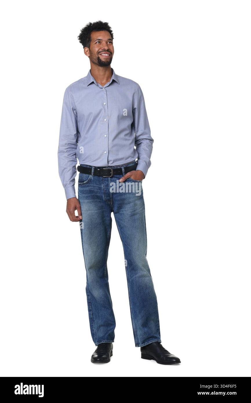 Uomo felice che indossa jeans eleganti su sfondo bianco Foto Stock