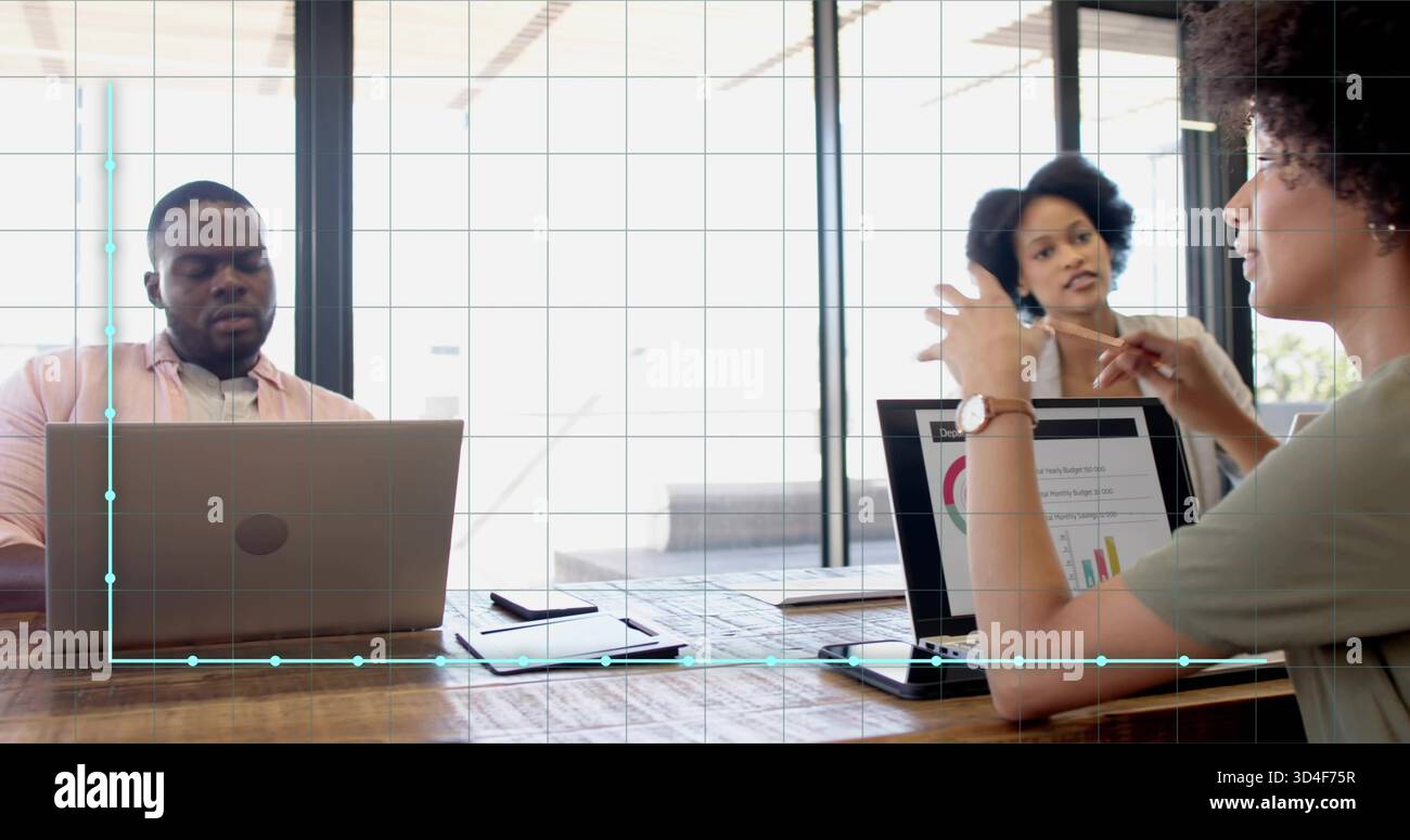 Donna gestante in una riunione a maniche corte in un ufficio in vetro da tavolo in legno, computer portatili, tablet Foto Stock