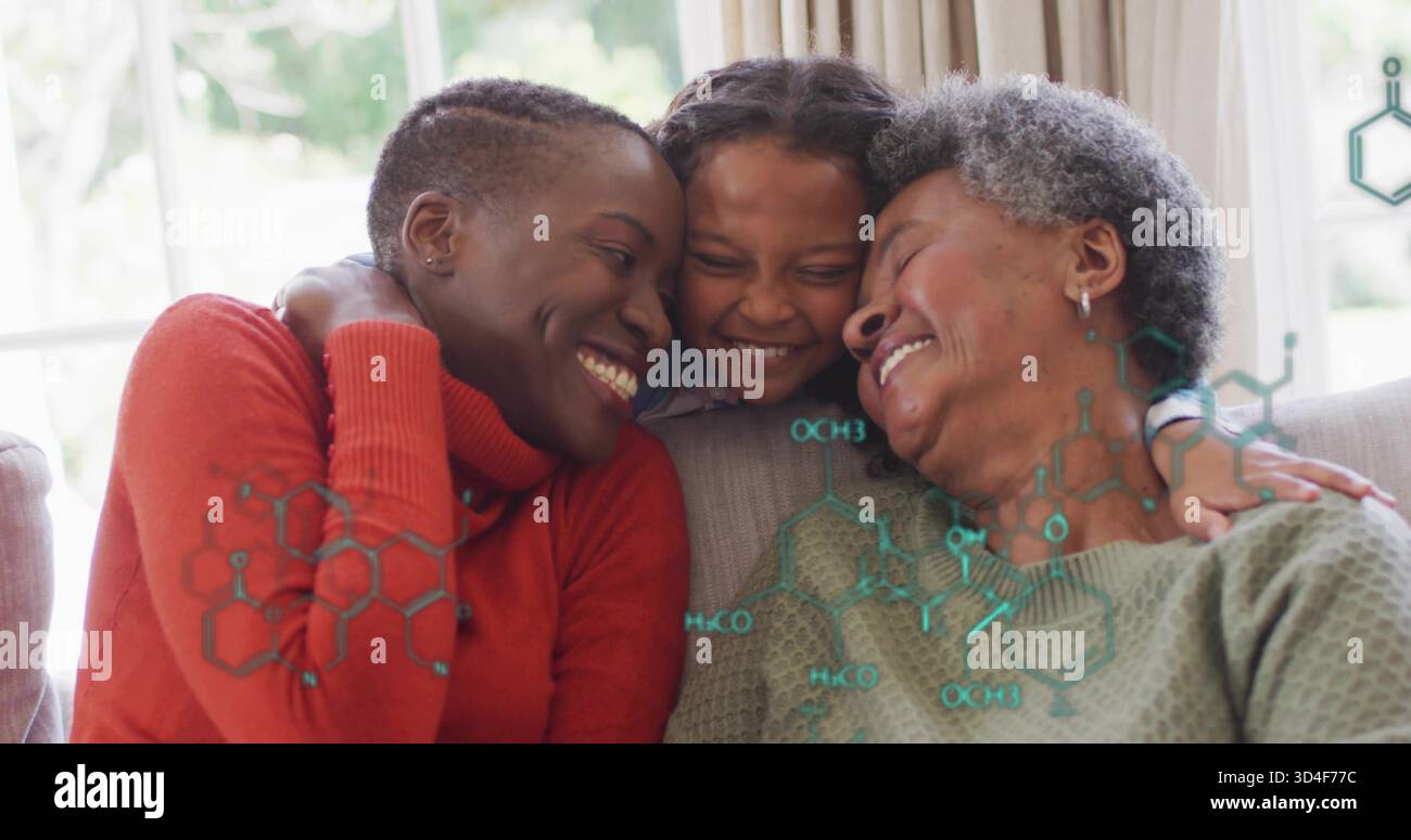 Nonna mamma figlia sorridente che si abbraccia sul divano a casa, indossa maglioni rossi e verdi, mascherine color acqua Foto Stock