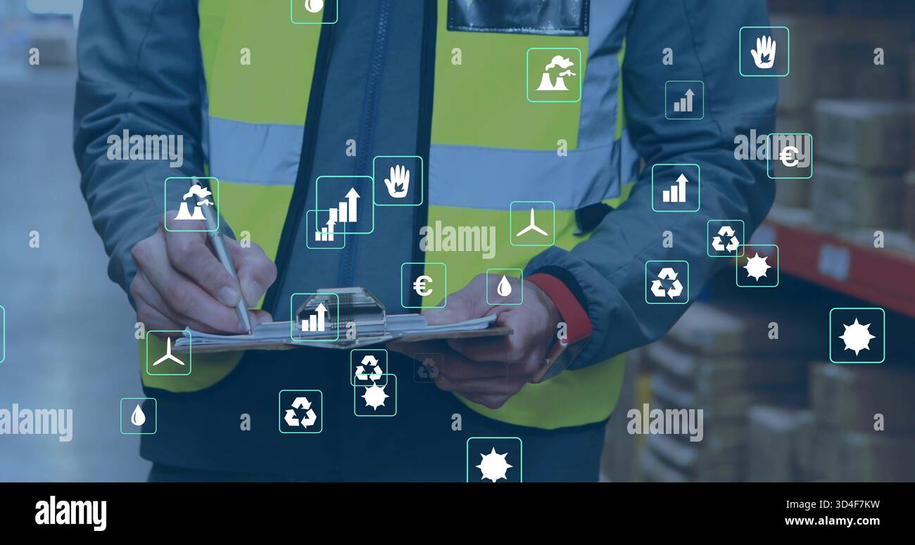 Ispezione del lavoratore in gilet giallo per appunti con penna nei rack del magazzino, con icone AR Foto Stock