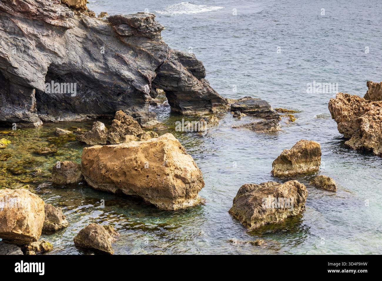 Cabo de Palos è rinomata per i paesaggi rocciosi e gli spettacolari mondi sottomarini, scintillanti di luce e sede della vibrante fauna mediterranea. Foto Stock