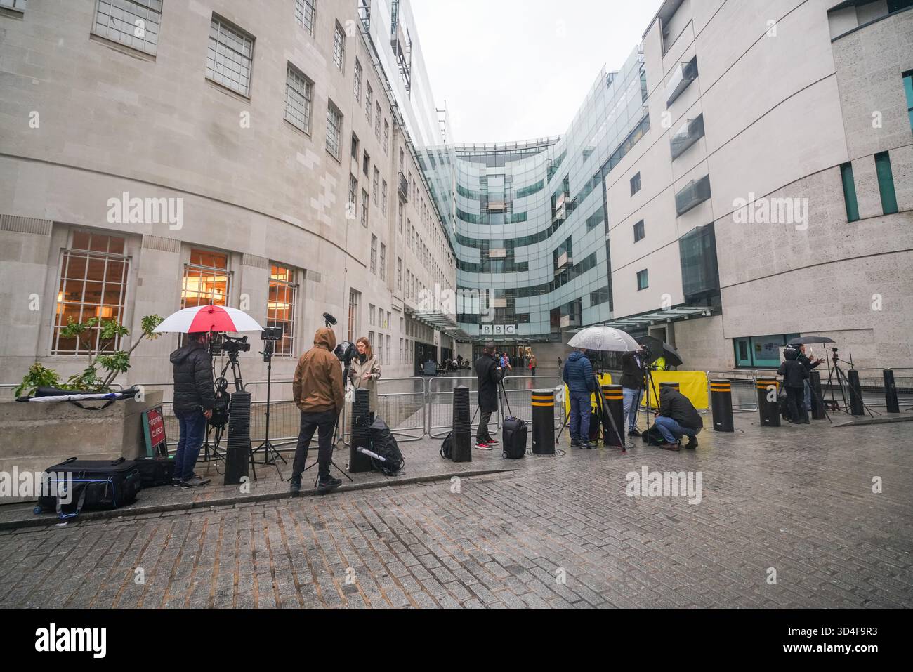 10 novembre 2025. Una visione della BBC Broadcasting House dopo le dimissioni del direttore generale della BBC Tim DAVIE credito: amer ghazzal/Alamy Live News Foto Stock
